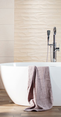 RAKO | Koupelna v decentních odstínech béžové barvy. Předností plastický dekor lícové cihly.