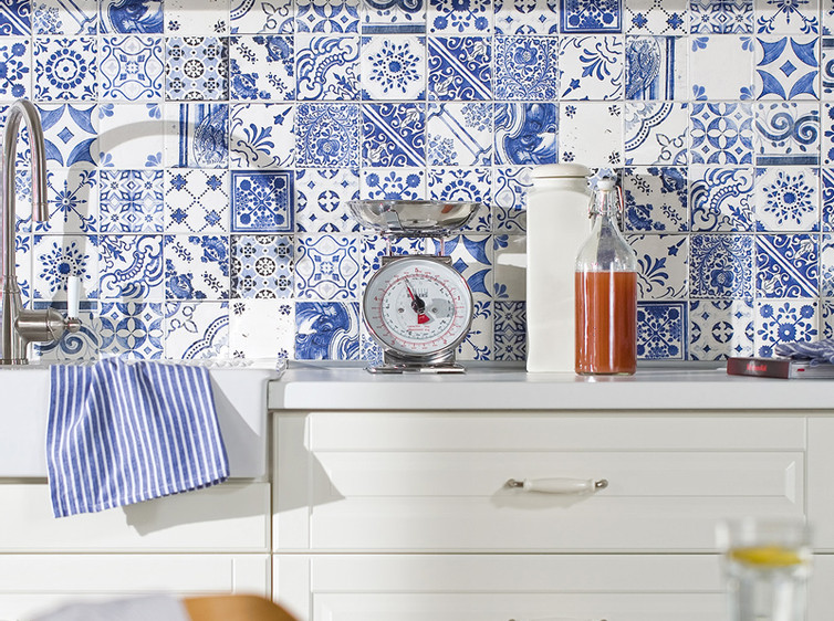 RAKO | Kuchyň s majolikovým dekorem v modrobílé barevné kombinaci.