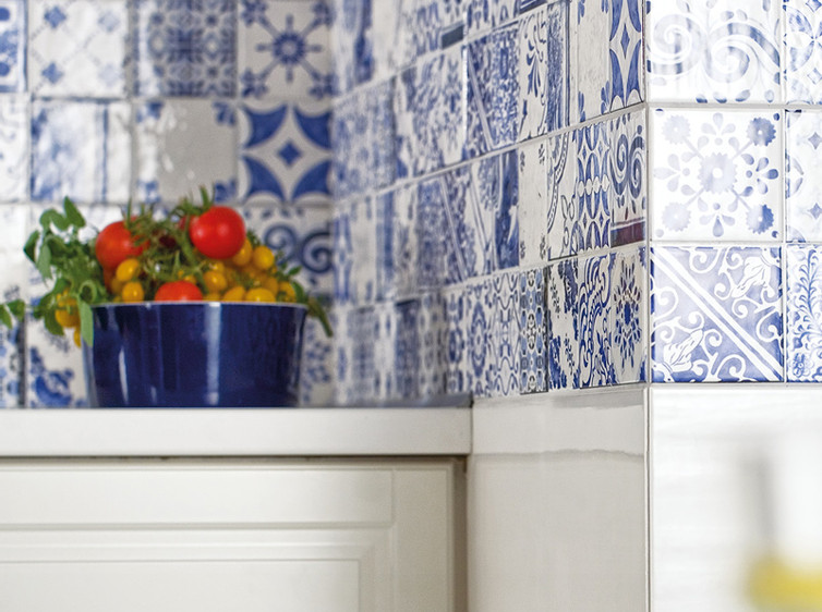 RAKO | Detail modrobílého majolikového dekoru.