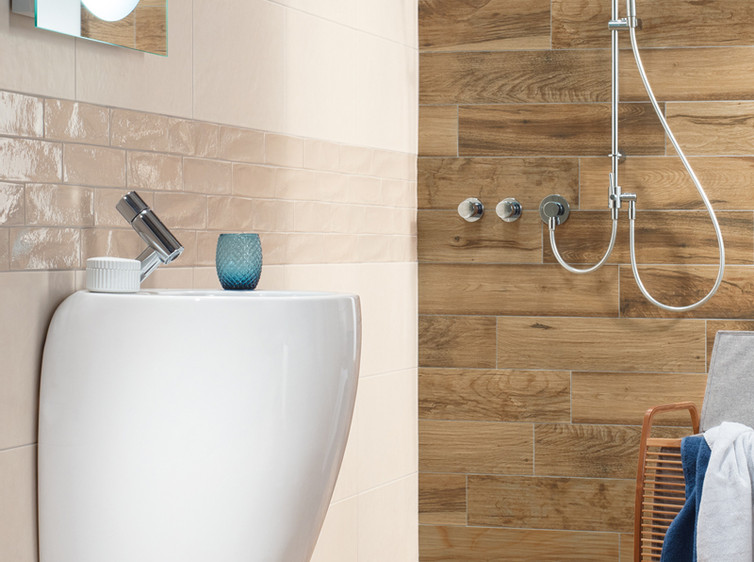 RAKO | Koupelna v kombinaci obkladů s dekorem lícové cihly a dřeva. Vše v béžové barvě.