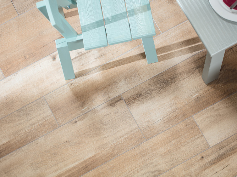 RAKO | Detail podlahy ze série Saloon. Světle hnědá imitace dřeva nakombinovaná z formátů 20 x 120 a 30 x 120 cm.