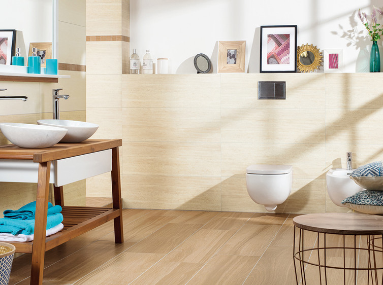 RAKO | Koupelna s imitací travertinu v béžových odstínech. Na zemi dlažba a na zdi jako doplněk mozaika s imitací dřeva.