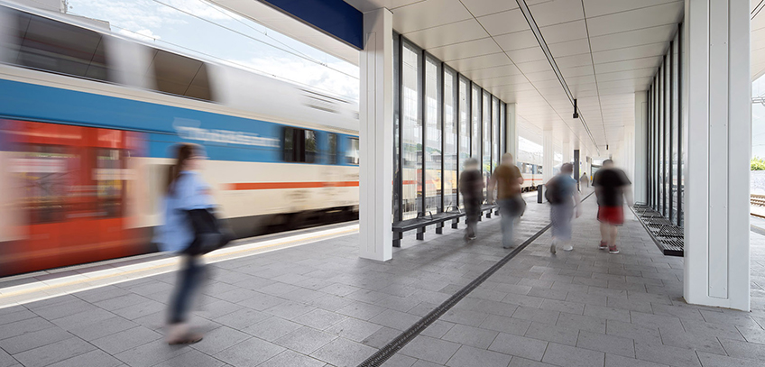 Keramikfliesen verleihen den Wänden von zwei Bahnhofs-Unterführungen in Prag- Radotín Stil und Eleganz