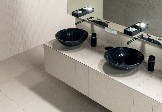 RAKO | Toalety v letištních prostorách vytvořené z kombinací různých formátů a béžové a tmavě šedé barvy s imitací granitu.