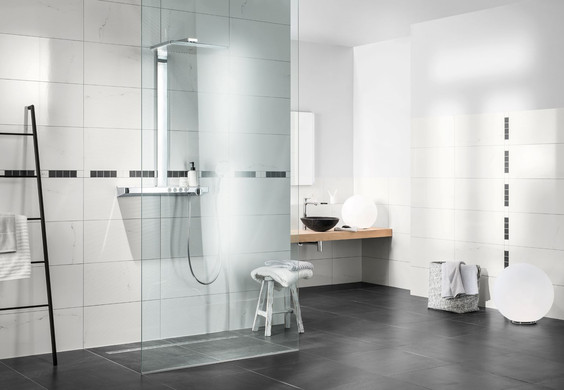 RAKO | Koupelna s imitací mramoru v bílé barvě.