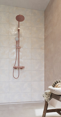RAKO | Koupelna s imitací betonově stěrky a dekorací listů s třpytivým reliéfem.
