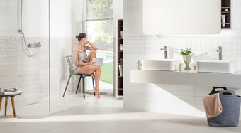 RAKO | Koupelna v bílé barvě s imitací mramoru.