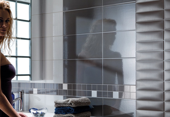 RAKO | Koupelna v kombinaci šedé, bílé a tmavě šedé barvě a různých formátech.
