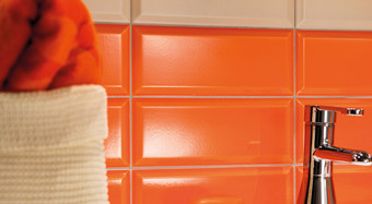 RAKO | Detail obkladu inzerto v oranžové barvě.