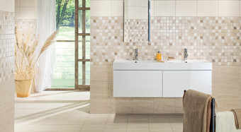 RAKO | Koupelna s imitací travertinu v béžových odstínech. Obklad s mozaikovým dekorem.
