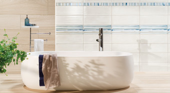 RAKO | Koupelna s lehce taženým stěrkovaným reliéfem v bílé barvě. Pruhové dekorace ve vícebarevném odstínu.