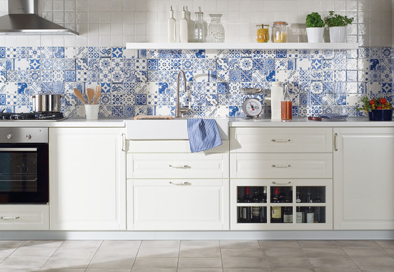 RAKO | Kuchyně s majolikovým dekorem v modré barvě.