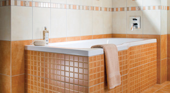 RAKO | Koupelna v přírodních tónech v cihlové barvě s nádechem patiny.