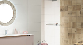 RAKO | Koupelna z bílých obkladů a dlaždic v béžové barvě s imitací dřeva.