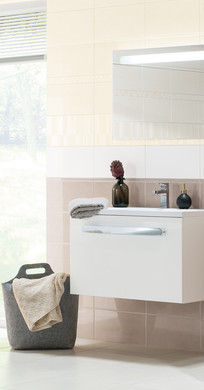 RAKO | Koupelna v kombinaci bílé, světle béžové a tmavě béžové. Obklady s dekoracemi a mozaika.