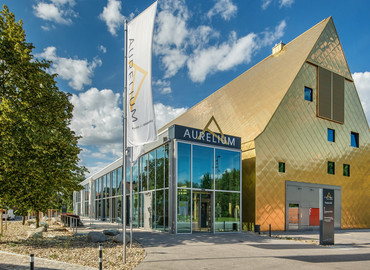 Střídmé interiéry z obkladů RAKO v zlatě zářícím kulturním centru Aurelium