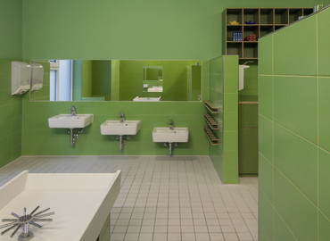 Dětem v mateřské školce ukazují cestu jasné barvy