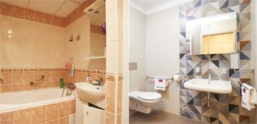 Koupelna s dlaždicemi DECO a TREND pro Janu a její dcery