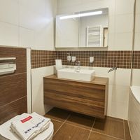 Kateřina a její rodina má koupelnu ze série Defile