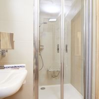 Koupelna s dlaždicemi DECO a TREND pro Janu a její dcery