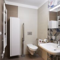 Koupelna s dlaždicemi DECO a TREND pro Janu a její dcery