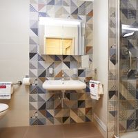 Koupelna s dlaždicemi DECO a TREND pro Janu a její dcery