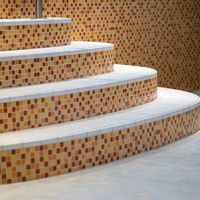 RAKO | Pro obložení schodů a stěn byla použita oranžovo červená mozaika ze série POOL
