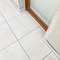 How to place the tiles on a fixed-height pedestal?