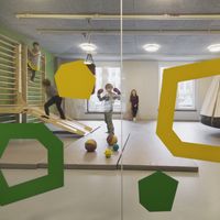 Jasne kolory wskazują drogę dzieciom w przedszkolu