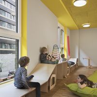 Jasne kolory wskazują drogę dzieciom w przedszkolu