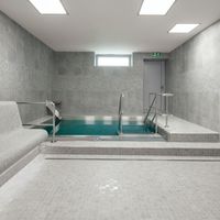 RAKO | Bazén a jeho okolí vytvořené ze série Stones v šedé barvě.