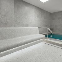 RAKO | Bazén a jeho okolí vytvořené ze série Stones v šedé barvě.