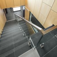 RAKO | Schodiště vedoucí z recepce v bazénu ve Vysokém Mýtě pokryto schodovkami ze série Extra s rozměry 40 x 80 cm v černém barevném odstínu.