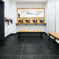 RAKO | Série Extra v černé barvě a formátu 80 x 80 cm položená v prostorách sociálního zázemí bazénu.
