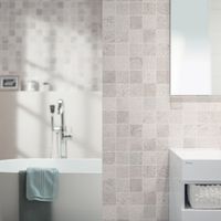 RAKO | Koupelna, jejíž předností je dekor s prvky falešné mozaiky s imitací teraco v šedé barvě.