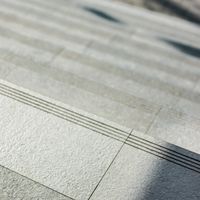 RAKO | Detail schodovky ze série Stones ve formátu 30 x 60 cm nakombinované ve světle šedé a šedé barvě.