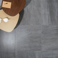 RAKO | Pohled shora na dlažbu s imitací kamene ve velkém formátu 80 x 80 cm v černé barvě.