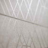 RAKO | Detail dekoru s imitací kamenev béžové barvě se zlatými ornamenty.