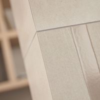 RAKO | Detail dekoru s pruhy s imitací industriálního betonu v béžové barvě.