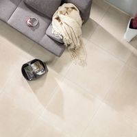 RAKO | Obývací pokoj s dlažbou ze série Rebel s imitací betonu v béžové barvě ve velkém formátu 80 x 80 cm.