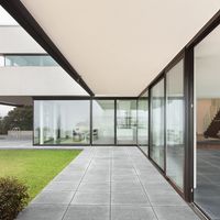 RAKO | Dlažba s imitací betonu a dlažby typu cotto s 2 cm tloušťkou v tmavě šedé barvě. Pokládka na terče.