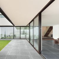 RAKO | Dlažba s imitací betonu a dlažby typu cotto s 2 cm tloušťkou v tmavě šedé barvě. Pokládka na terče.