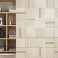 RAKO | Obývací pokoj se zdí z dekoru s pruhy.