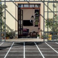 RAKO | Terasa vytvořená z dlažby s 2 cm tloušťkou v černé barvě s imitací teraco, položená do stěrku.