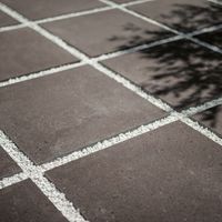 RAKO | Terasa vytvořená z dlažby s 2 cm tloušťkou v černé barvě s imitací teraco, položená do stěrku.