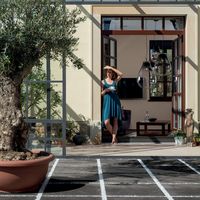 RAKO | Terasa vytvořená z dlažby s 2 cm tloušťkou a imitací teraco v černé barvě, položená do stěrku.