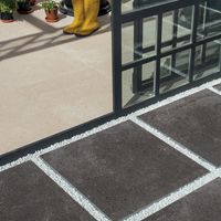 RAKO | Terasa vytvořená z dlažby s 2 cm tloušťkou a imitací teraco v černé barvě, položená do stěrku.