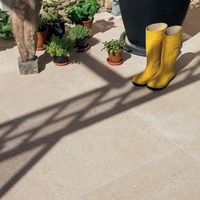 RAKO | Terasa vytvořená z dlažby s 2 cm tloušťkou s imitací teraco v béžové barvě. Pokládka na terče.