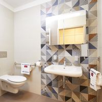 Koupelna s dlaždicemi DECO a TREND pro Janu a její dcery