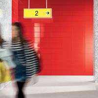 RAKO | Obklady s dekorem animovaných králíků Bob a Bobek. Kombinace s červeným obkladem ze série COLOR ONE.